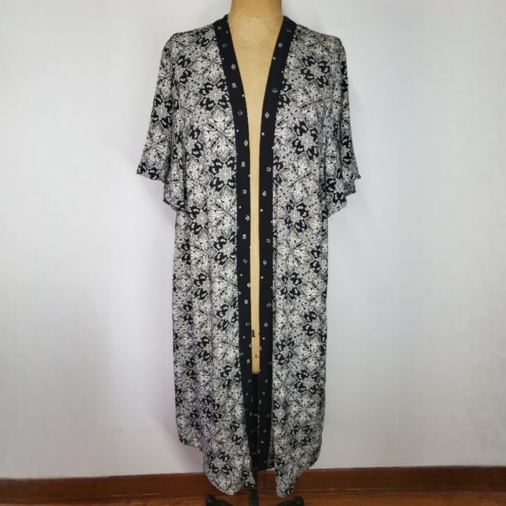 Torrid Size 1/1X Duster Robe Kimono Blazer Black White Flowy Short Sleeve Classy